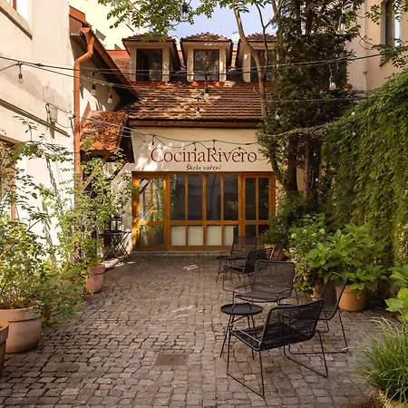 Elegant Spacious Old Town