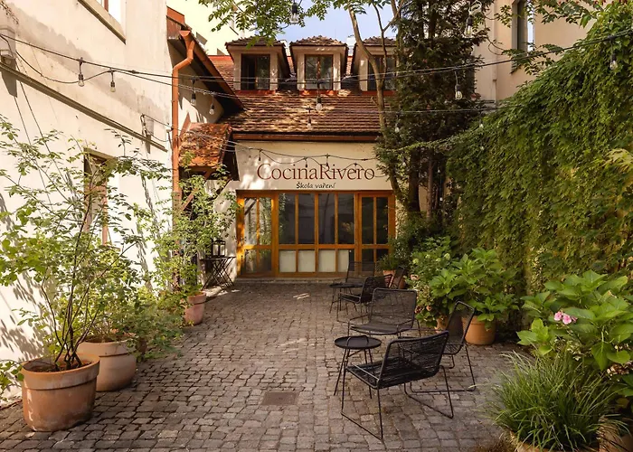 Elegant Spacious Old Town